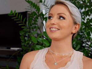 Den Utsøkte Kittina Trenger En Etikettlærer. Hun Hyret Den Beste Innen Hans Felt: Raul Costa. Mannen Prøver Hardt å Korrigere Kittinas Holdning, Men Den Forførende Kvinnen Handler Om å Sitte På Feil Måte, På En Veldig Suggestiv Måte. Når Raul