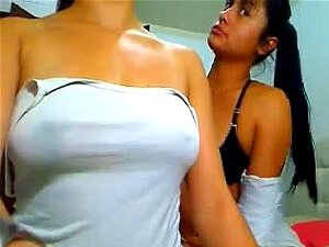 Slampiga Styvsystrar. Två Slampiga Styvsystrar Som Flyger På Webbkamera