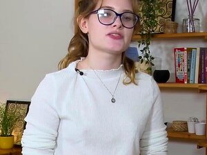 Luna Stojąca Na Kobiecych Ciałach I Zmysłowych Mężczyznach