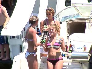 Incroyable Pornstar Dans Une Blonde Fabuleuse, Film De Sexe En Groupe, Marquetta Est Un Peu Plus âgée Que La Plupart Des Gens Du Groupe, Mais Elle Est En Fait L'une Des Premières Personnes à Commencer à Venir Dans Ce Lac Chaque été, Alors Elle Sait Vraime