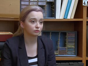 Lexi Lore Spreizte Ihre Beine Weit Auf, Um Den Schwanz Der Offiziere Zu Nehmen
