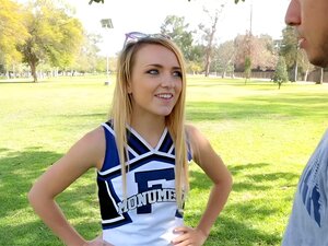 Tuhma Ja Likainen Cutie Tykkää Kokeilla Seksiä