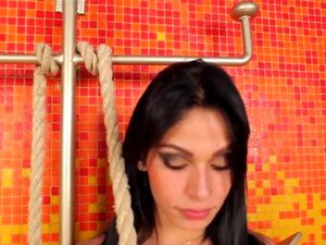 Gepiercete Trans Babe Speelt Met Haar Strakke Kont