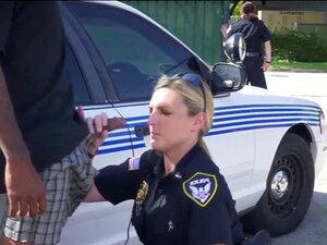 Cop Femdom é Fodida Por Um Bandido Ao Ar Livre. Policial Dominado Por Um Bandido Ao Ar Livre Depois De Chupar Um Grande Pau Preto