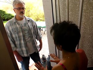 Неискусна Европско-кучка Немачка жена добија огроман црни курац у својој зрелој пукотини