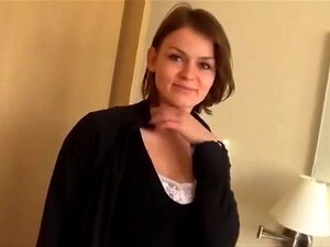 Söt Flickvän Tar En Fet Kuk, Den Här Killen Har Sin Söta Flickväns Mun Fylld Med Hans Feta Kuk Innan Han Stoppar In Den I Hennes Fitta