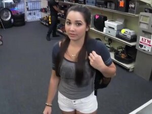 Gadis kuliah memamerkan payudara dan dipukul sebagai pertukaran uang, gadis kuliah butuh uang jadi dia setuju untuk berhubungan seks dengan pemilik pegadaian dan segera lubang ketatnya diperiksa