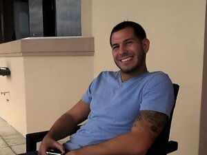 Upoznajte fascinantnu milf koja obožava provesti vreme sa momcima! Posmatrajte očaravajuću plavušu kako kleči za neverovatno pušenje. Nećete moći da odolite njenom zavodljivom guzom u najlonkama dok vas vodi na divlju vožnju intenzivnog jebanja!