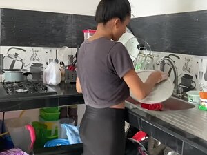 МОЈ ПОЛУБРАТ ЈЕБЕ МОЈУ МАЛУ ПИЧКУ У КУХИЊИ.