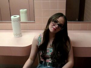 StreetBlowJobs - Love morris. Aku pergi bowling minggu lalu tetapi tidak masuk ke dalam gedung ketika aku melihat gadis imut ini sedang istirahat. Dia bekerja di bar dan terlihat seperti sedang bersenang-senang. Dia sedang berjuang dengan tagihannya dan m