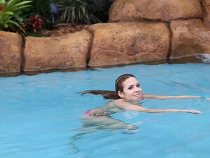 Kylie Rouge suka bersenang-senang di dalam air