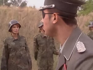 Wanita Angkatan Darat Montok