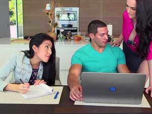 wanita panas Bianca Breeze menggunting dengan remaja tiri Kimberly Gates, ibu tiri saya ingin menyetubuhi gunting Bianca Breeze dengan remaja tiri KimberLY Gates kemudian mereka tersedak ding-dong