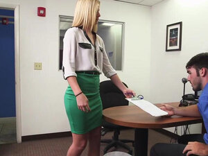 Човек милује свој огроман пулсирајући курац пре него што обучене девојке