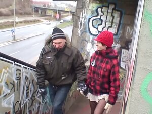 Orang tua yang tidak sedap dipandang mengongkek pelacur Czech sebenar di jalan awam