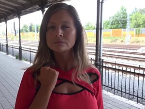Nikmati petualangan menggoda di Czech Streets 105. Rasakan pertemuan menarik dengan Karolina, ibu tiri dengan payudara besar yang Anda impikan. Pertemuan liar di jalanan ini akan membuat Anda menginginkan lebih. Jangan lewatkan perjalanan panas dan seru i