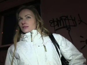 PublicAgent Аматерка плавуша јебе свој први велики курац