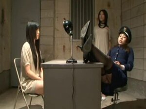 Tahanan Jepang Berada di Mercey of Guards oleh WF