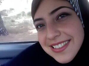 Nikmati daya tarik memikat dari seorang kecantikan Arab bertitisan besar yang memamerkan pesonanya dalam pertemuan mobil yang penuh gairah. Siap-siap untuk sensasi tak terlupakan!