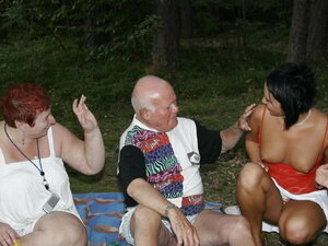 Semiz keksa buvini sikayotgan olomonning porno videosi