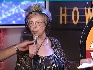Doživite senzualnu zavodljivost 81-godišnje bake koja dobija batine u provokativnom showu. Ova simpatična starija dama će ispuniti sve vaše najluđe želje na Howard Stern Showu.