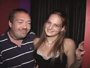 Si imut berambut merah Nikki dilumuri air mani di teater porno