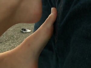Али Хејз је јебено секси. Све на њеном телу је јебено секси. Лепо је кад њен дркајући тип има дугу пичку-секиру са својим дугим и спретним ногама