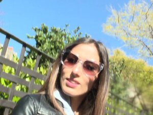 Вруће лезбејке Клеа Гаултиер и Сицилија деле вибратор